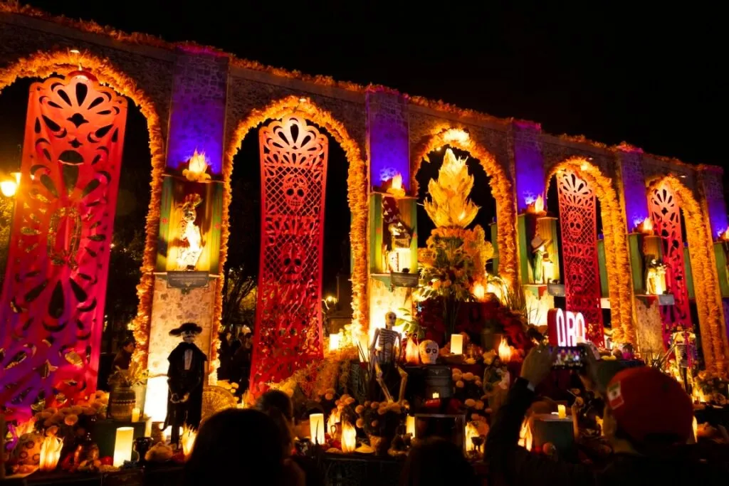 Inauguran Altar Monumental de Día de Muertos en Plaza de Armas