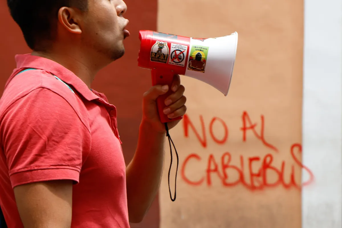 Vecinos de tres colonias de Puebla cierran calles contra el Cablebús; rechazan instalación de torres