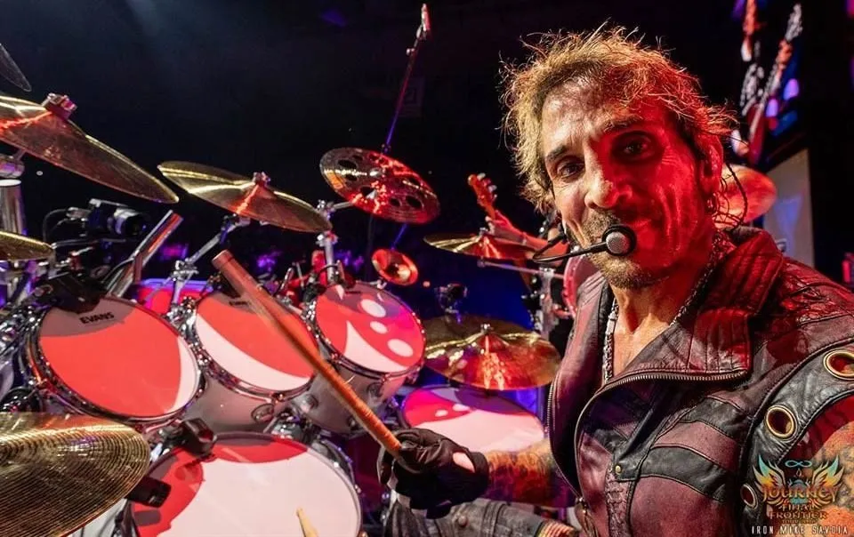 Hospitalizan a baterista de Journey tras emergencia médica