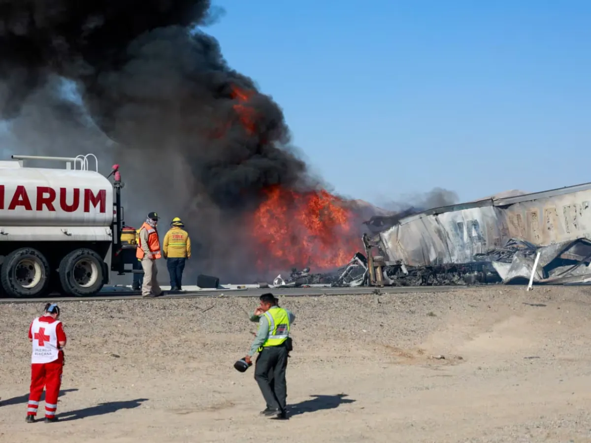 Identifican a los dos camioneros que murieron en choque e incendio sobre la carretera a Tijuana