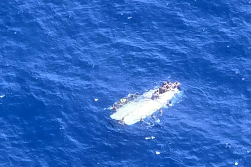 Salvan a migrantes tras hundimiento de bote en República Dominicana