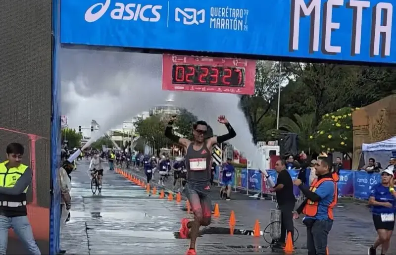 Emmanuel Reyes gana el Querétaro Maratón 2026