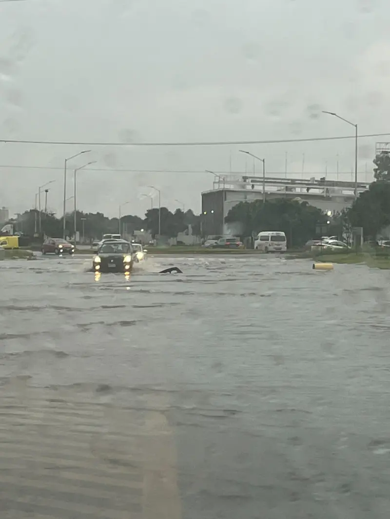 Lluvia provoca encharcamientos y caos vial en Querétaro