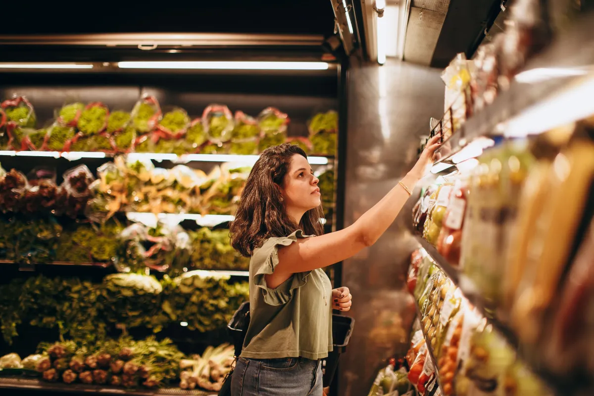 La mitad de los estadounidenses afirma que se salta comidas por los altos precios de los alimentos, mientras el costo de vida y la gasolina alimentan el descontento de los votantes antes de las elecciones de mitad de mandato