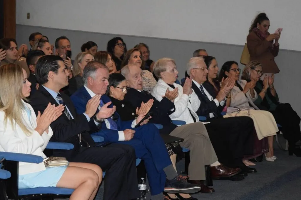 Reconocen a dos médicos por su trayectoria profesional en Querétaro