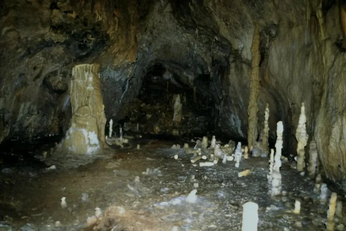 Arqueólogos descubrieron en España una vivienda de hace 16,800 años con más de 4,600 piezas, restos de fogatas y herramientas que muestran cómo cazaban, trabajaban y se alimentaban sus habitantes