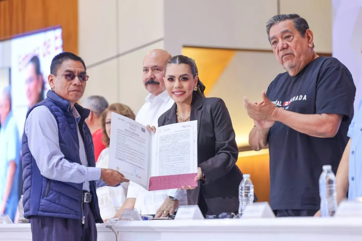 Entrega Evelyn escrituras a familias de Chilpancingo