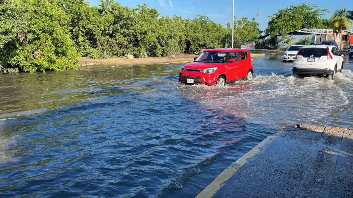 Se desborda nuevamente el agua en el Estero del Infiernillo hacia vialidades aledañas