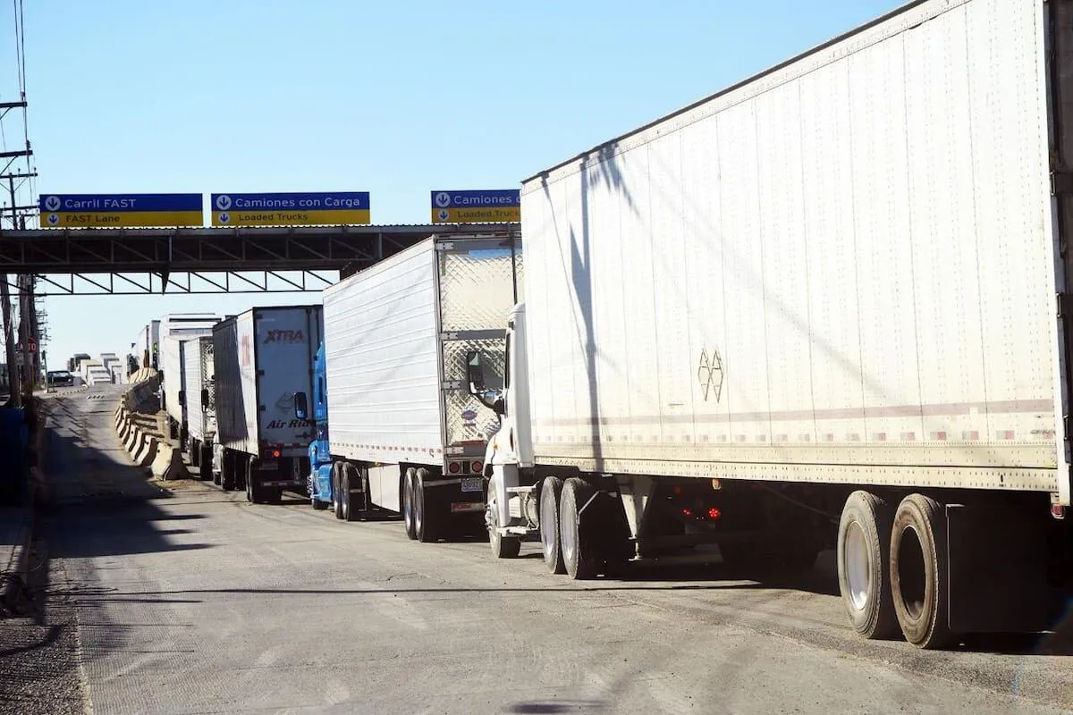 Intensifican revisiones aduanales a camiones de carga en Tijuana