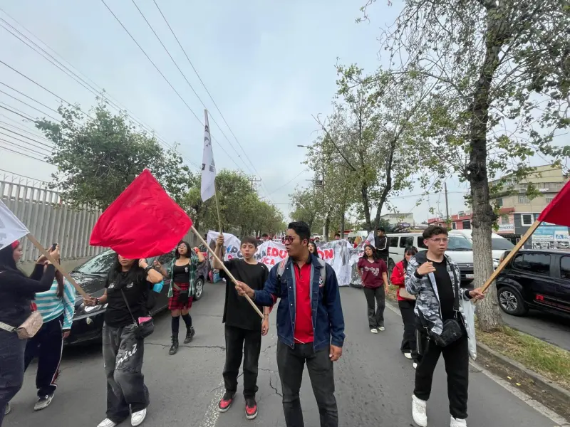 Toman estudiantes las calles de Ixtapaluca para denunciar carencias