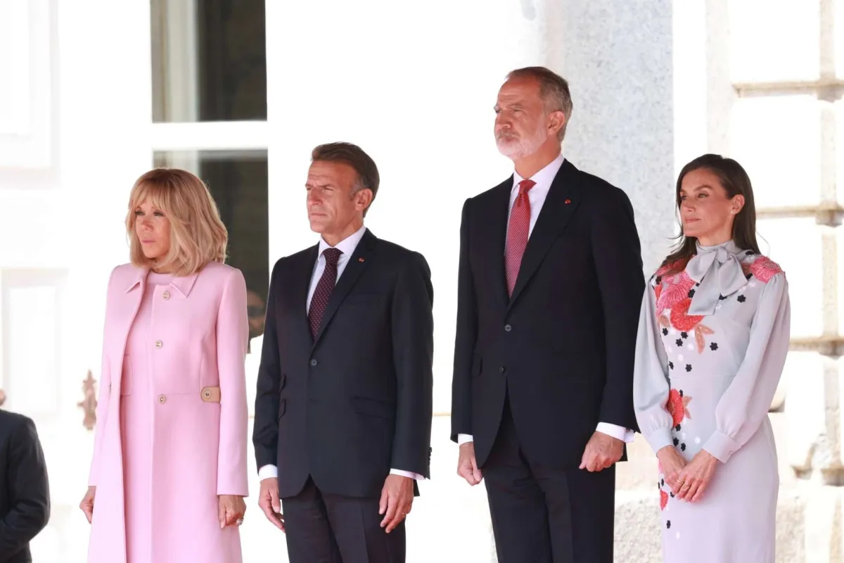 Los Reyes reciben con honores a Macron mientras Francia se prepara para las elecciones