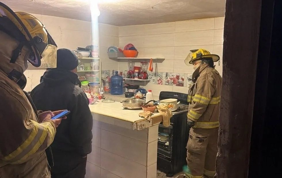 Fuga de gas en una estufa provoca lesiones a mujer de 43 años