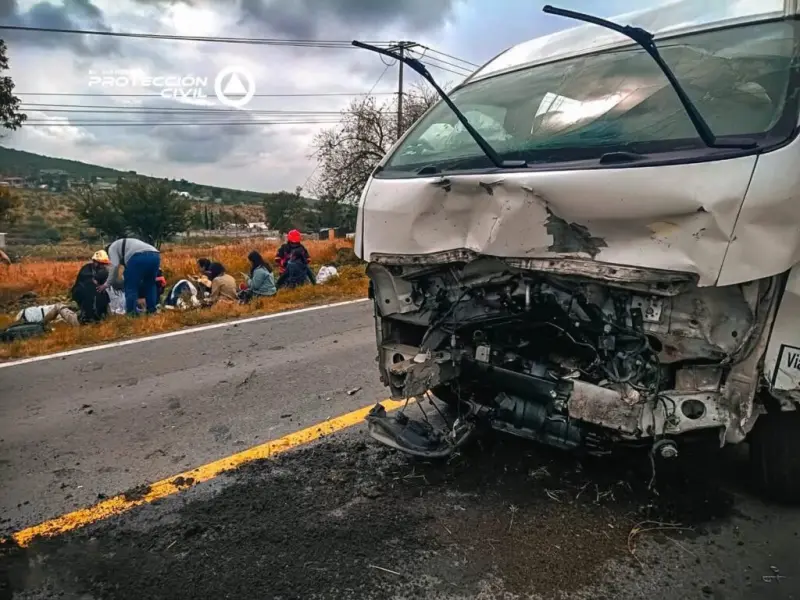 Once lesionados deja choque entre camioneta y van en la carretera a Huimilpan