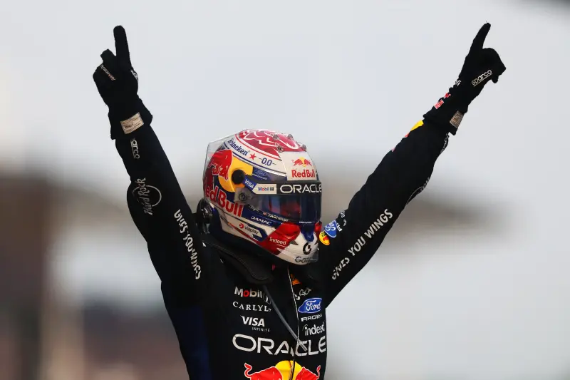 Verstappen triunfa en accidentado GP de Bahréin por la lluvia