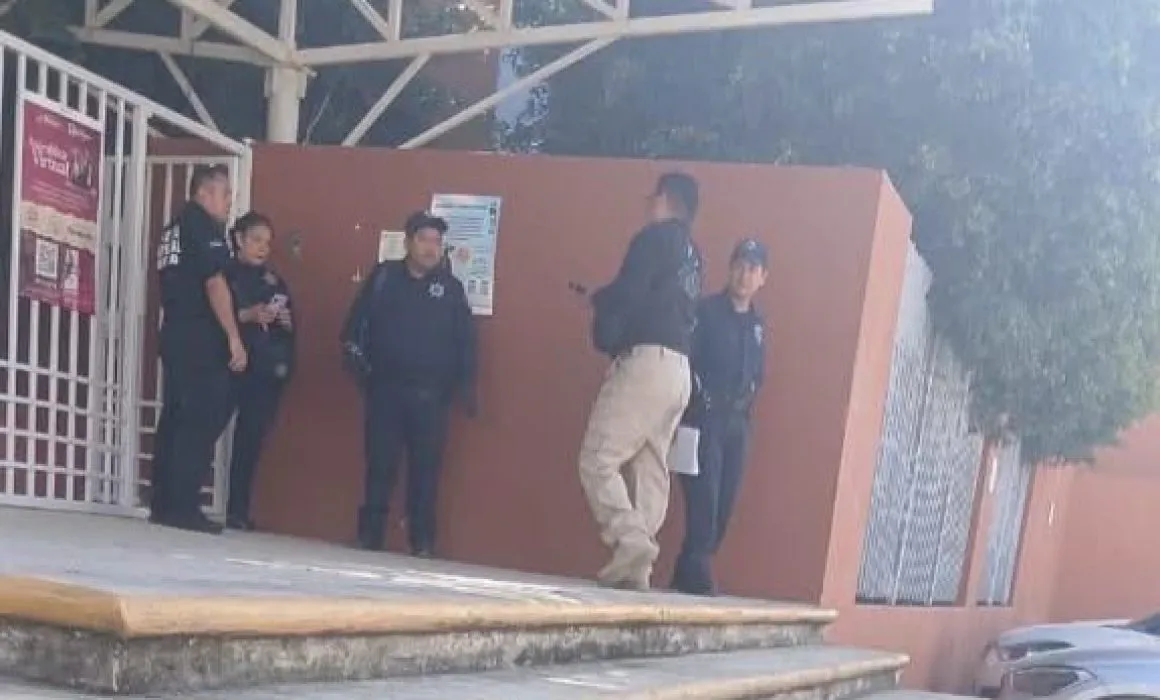 Detienen a alumno por llevar una pistola a la secundaria en Jalpan, México