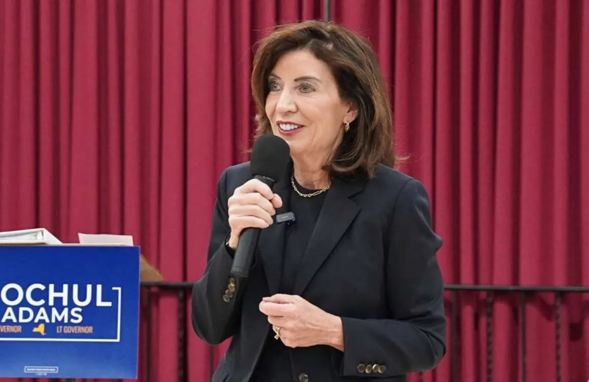 Mantiene Hochul ventaja en encuestas a 2 semanas de elecciones en NY