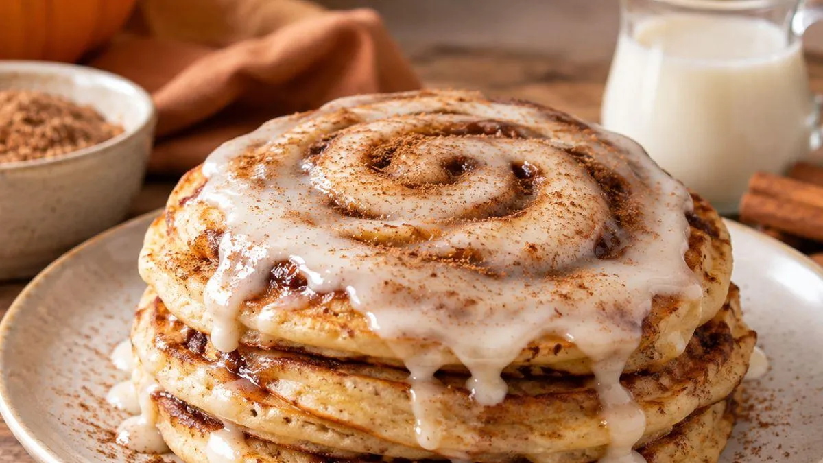 Esponjosos hot cakes estilo rol de canela para los desayunos de otoño