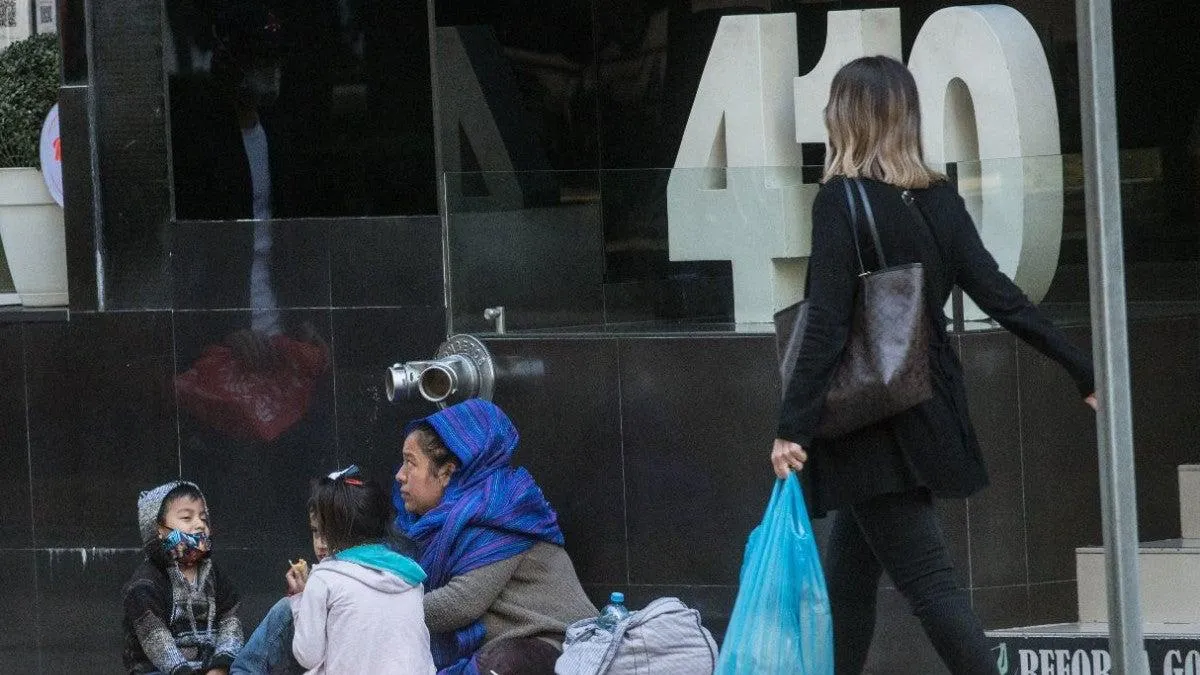 Morena celebra 15 años; destaca salida de 13.4 millones de personas de la pobreza